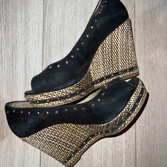 👠 - Picture 2 of 3